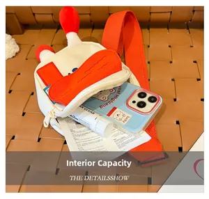 Vue intérieure du sac enfant en forme de maison montrant la capacité de rangement