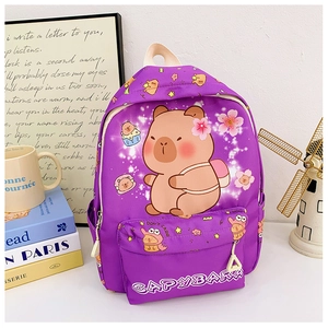 Dettaglio zainetto viola con simpatica stampa Capybara e tasca anteriore resistente