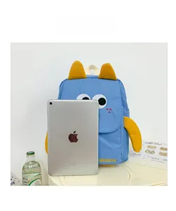 Comparaison de taille du sac à dos enfant bleu avec un iPad montrant les dimensions réelles