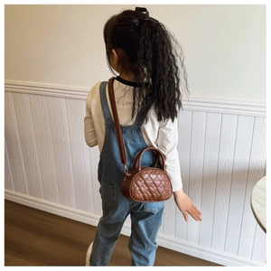 Gros plan d'un sac à main marron matelassé en cuir PU pour enfant avec bandoulière