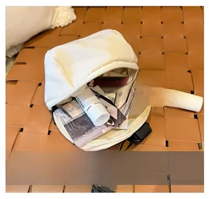 Detailaufnahme der Innenkapazität der Mini-Canvas-Tasche mit Alltagsgegenständen