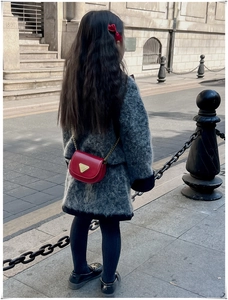 Vue arrière du mini sac bandoulière rouge pour enfant avec chaîne et fermoir doré