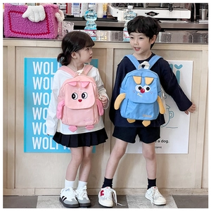 Détail des sacs à dos enfants rose et bleu avec yeux cartoon et décorations 3D