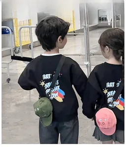 Rückansicht Kinder-Sweatshirt mit Druck und kreativer Umhängetasche in Form einer Mütze