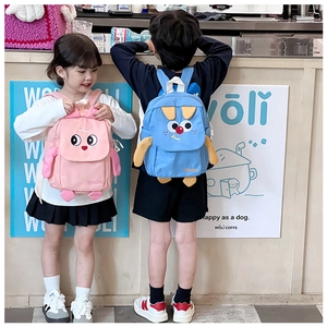 Détail de sacs à dos pour enfants rose et bleu avec oreilles et pieds d'animaux 3D