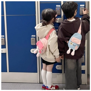 Sacs bandoulière enfants en forme de maison rose et bleu avec oreilles de lapin portés