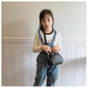 Détails du sac à bandoulière noir pour filles avec matelassage cœur et crochets