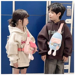 Enfants en sweats avec d'adorables sacs bandoulière en forme de maison rose et bleu