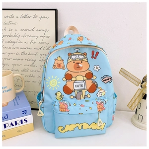 Dettaglio dello zaino celeste per bambini con simpatica stampa capibara e tasca a zip