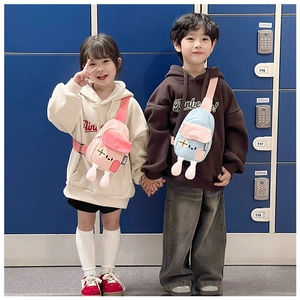 Détail des sacs bandoulière pour enfants en forme de maison rose et bleue avec petites pattes