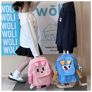 Photo de style de vie d'enfants portant des sacs à dos lapin rose et chien bleu