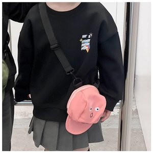 Detail einer rosa minitasche in hutform, kombiniert mit einem schwarzen mädchen-sweatshirt