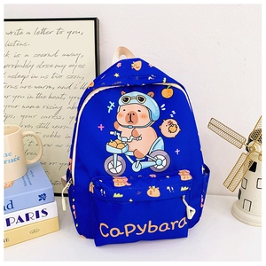 Dettaglio dello zaino blu per bambini con stampa capybara in un contesto scolastico