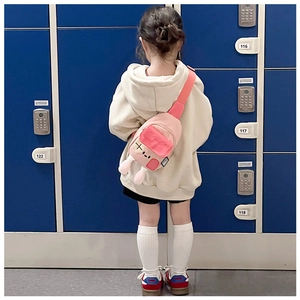 Sac de poitrine en peluche rose pour enfants avec visage souriant et oreilles de lapin