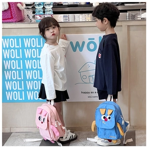 Détail des sacs à dos enfants rose et bleu avec oreilles d'animaux 3D et détails mignons