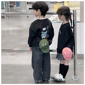 Detailansicht der Umhängetaschen für Kinder in Baseballmützen-Form in Olive und Rosa