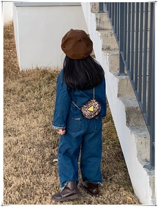 Détail d'un mini sac bandoulière tendance à motif léopard avec une bandoulière chaîne