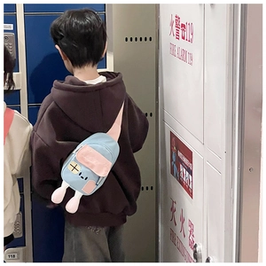 Vue détaillée du sac de poitrine lapin mignon sur un enfant pour référence de taille