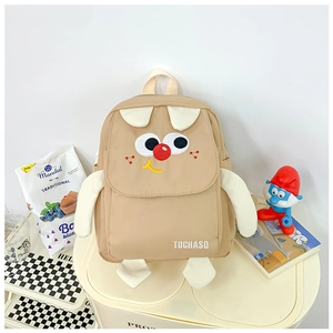 Vue détaillée du sac à dos monstre kaki pour enfants avec broderie 3D et cornes blanches