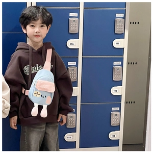 Gros plan d'un sac de poitrine pour enfant en forme de maison porté par un mannequin