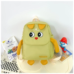 Détail d'un sac à dos enfant vert avec oreilles 3D orange mignonnes sur plateau blanc