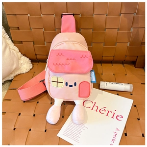 Détail du sac bandoulière rose en forme de maison de dessin animé avec pieds en peluche