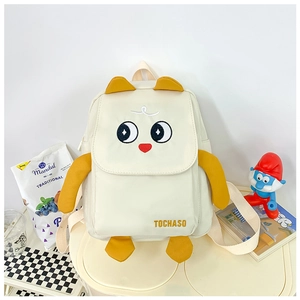 Détail d'un sac à dos blanc avec oreilles d'animaux et broderie TOCHASO sur table blanche