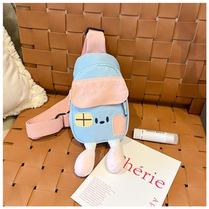 Gros plan d'un sac de poitrine enfant en forme de maison avec des pieds en peluche