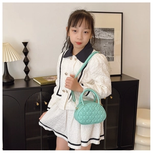 Détail du sac bandoulière menthe pour fille avec matelassage cœur et boucles dorées