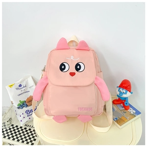 Gros plan d'un sac à dos enfant rose avec yeux brodés et détail de nez en forme de cœur