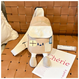 Détail du sac bandoulière enfant en forme de maison avec broderies et jambes 3D mignon