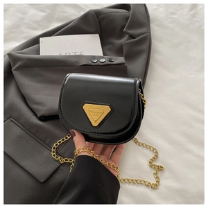 Vue détaillée du mini sac besace noir en cuir pour enfants avec chaîne dorée