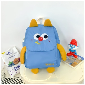 Détail du sac à dos monstre de dessin animé bleu avec oreilles décoratives jaunes en 3D