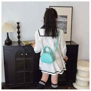 Détail du sac à main matelassé en forme de cœur vert menthe pour filles avec bandoulière