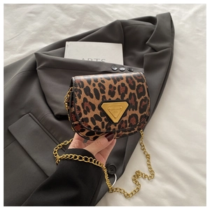 Détail du mini sac bandoulière tendance à motif léopard avec une chaîne dorée