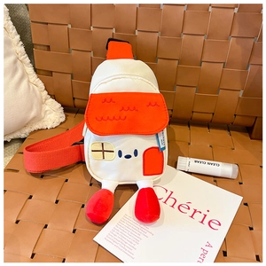 Détail du sac bandoulière enfant en toile en forme de maison avec jambes en 3D
