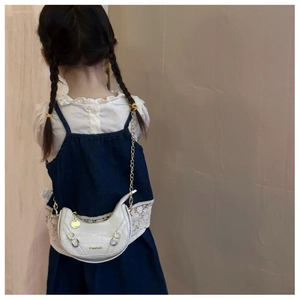 Vista dettagliata della borsa a tracolla bianca per bambini in similpelle a coccodrillo