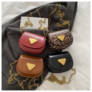 Mini sacs à bandoulière léopard et unis avec plaque logo triangulaire dorée