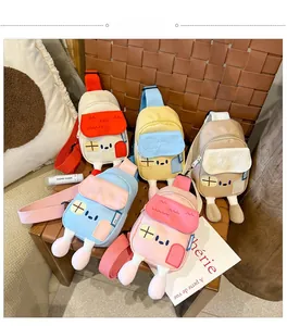 Détail de sacs bandoulière en toile en forme de maison pour enfants aux motifs mignons