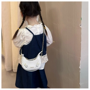 Dettaglio borsa a mezzaluna bianca per bambini con trama a coccodrillo e catena d'oro