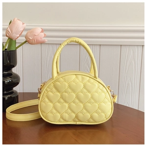 Détail du sac à main jaune clair pour filles avec surpiqûres en forme de cœur