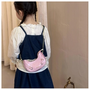 Borsa a tracolla rosa per bambini con trama a coccodrillo e catena in metallo dorato