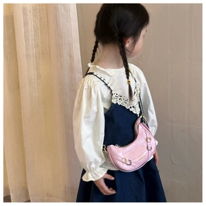 Borsa a tracolla rosa a mezzaluna per bambine con trama a coccodrillo e catena dorata