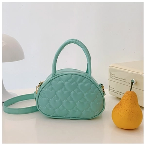 Détail du mini sac à main vert menthe pour filles avec surpiqûres en forme de cœur