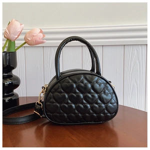 Détail du sac à main noir pour filles en cuir PU avec surpiqûres en forme de cœur et anses