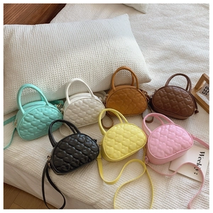 Détail montrant sept sacs à main colorés pour filles avec broderie matelassée en forme de cœur