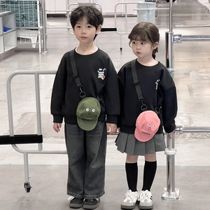 Kinder Streetwear Set mit Buchstaben-Sweatshirt und kreativer baseballkappenförmiger Tasche