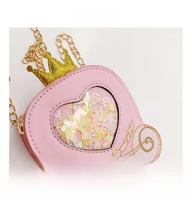 Detail der rosa Kürbiswagen-Tasche mit Krone und glitzerndem Herz-Schüttelfenster
