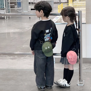 Kinder-Sweatshirt in Schwarz mit kreativen Umhängetaschen in Form von Schirmmützen