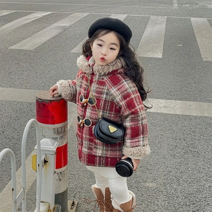 Petit sac bandoulière léopard pour enfants avec chaîne dorée pour un look d'hiver stylé